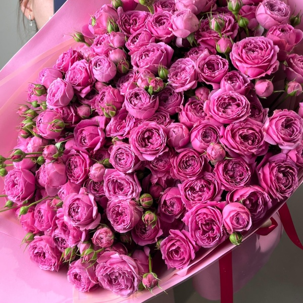 Объемный букет кустовых пионовидных роз